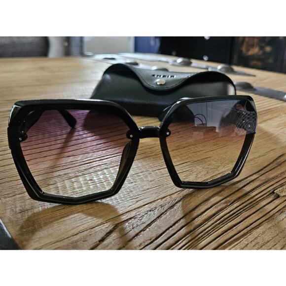 Shein Bold Frame Sunglasses New with case - Picture 1 of 3